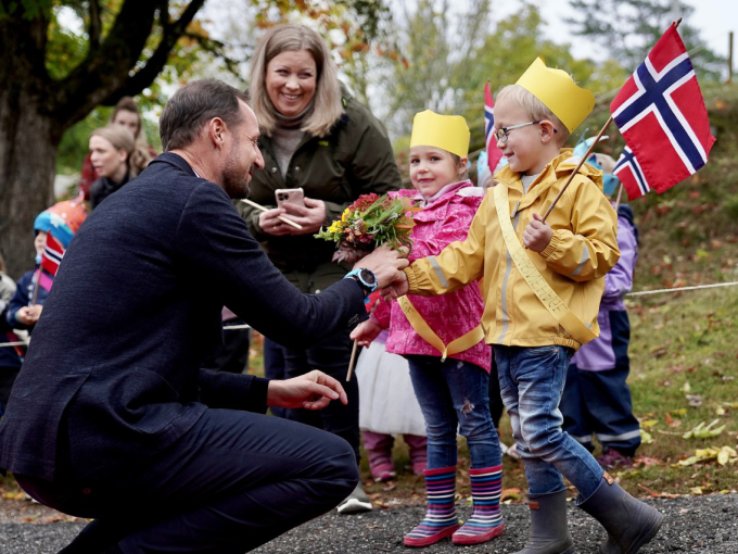 Kronprins Haakon takker for blomster fra Olivia Stoltmann (4) og Caspian Rinden Hjort (4) ved ankomst utendørsmuseet Bergtunet i Våler. Foto: Simen Løvberg Sund, Det kongelige hoff 